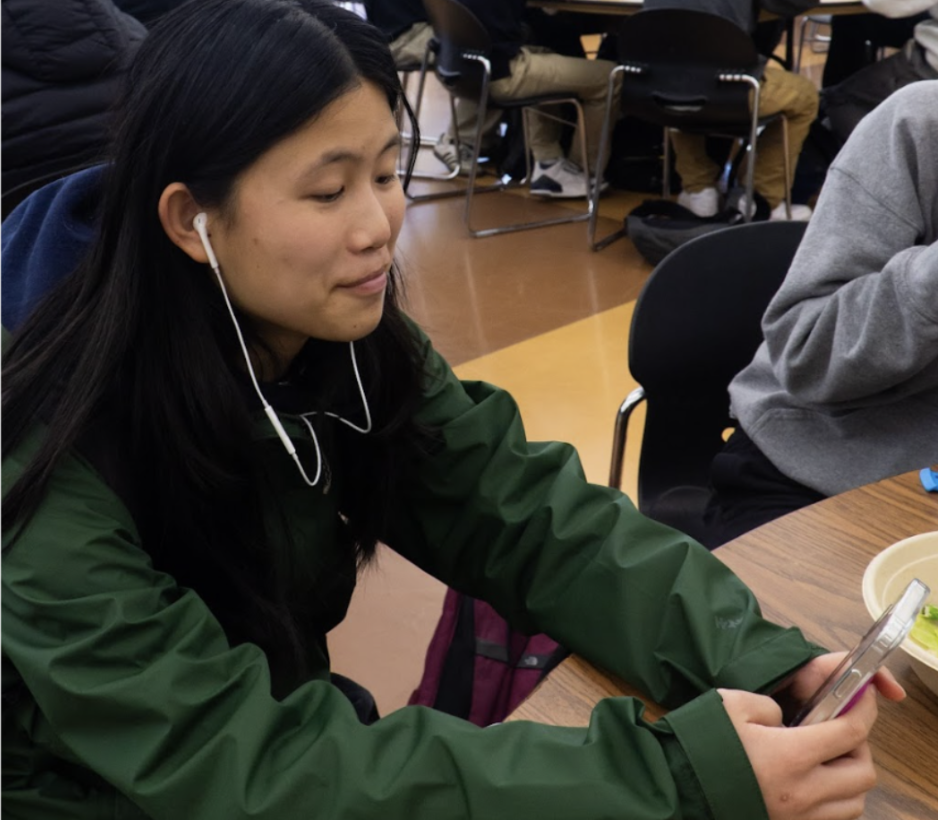 Maria Herrmann ‘25 listening to the songs on her music playlist during lunch.